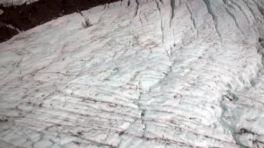 Yeni Zelanda helikopter penceresinden karlı soğuk dağlarda üst görünümünde Buzulu.