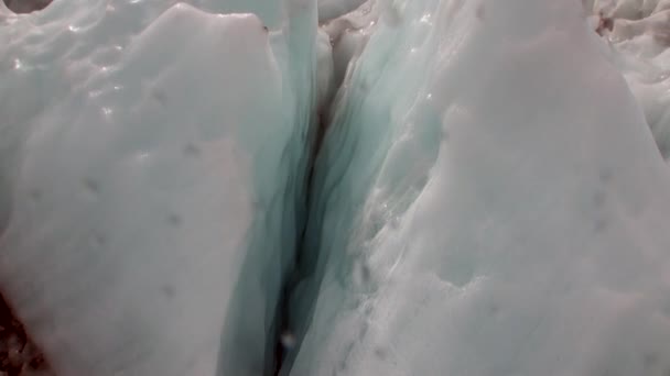 Rozštěp ledovce v zasněžených horách studené z Nového Zélandu. — Stock video