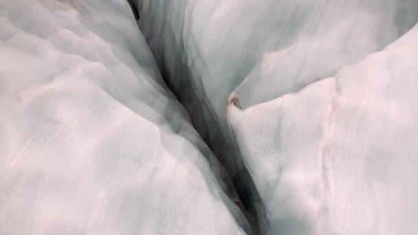 Gletscherspalte in schneekalten Bergen Neuseelands. — Stockvideo