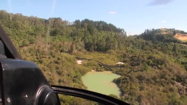 Forest in landschap van rivieren en meren weergave van bovenaf in Nieuw-Zeeland. — Stockvideo