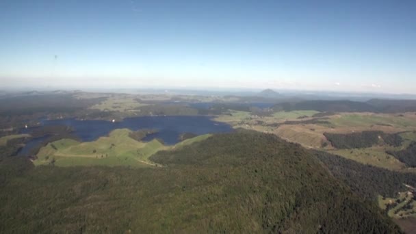 Lesa v krajině mezi řekou a jezerem pohled shora na Novém Zélandu. — Stock video