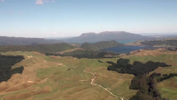 Bosque en paisaje de río y vista al lago desde arriba en Nueva Zelanda . — Vídeos de Stock