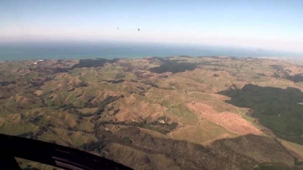 Skog i landskapet i floden och sjön vy från ovan i Nya Zeeland. — Stockvideo