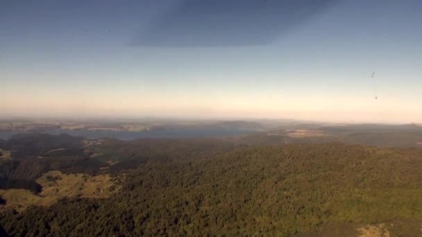 Skog i landskapet i floden och sjön vy från ovan i Nya Zeeland. — Stockvideo