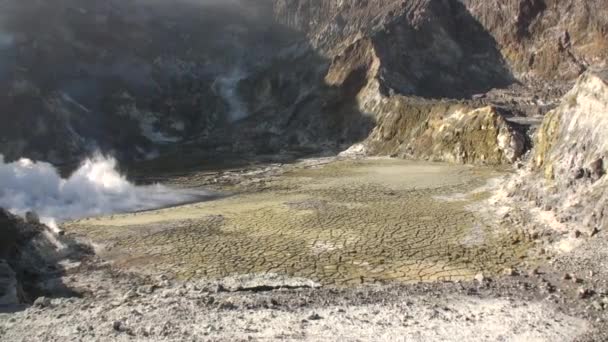 ニュージーランドのホワイト島の山の間欠泉温泉. — ストック動画
