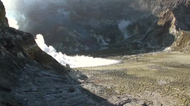 Geisers warmwaterbronnen in de bergen op de White Island in Nieuw-Zeeland. — Stockvideo