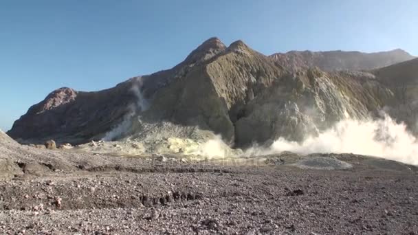 Gejzíry horké prameny v horách na White Island na Novém Zélandu. — Stock video