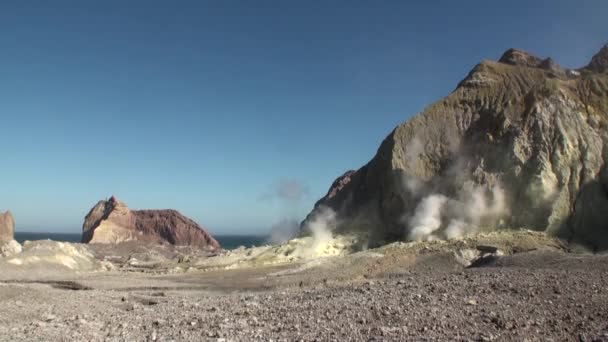 Geisers warmwaterbronnen in de bergen op de White Island in Nieuw-Zeeland. — Stockvideo