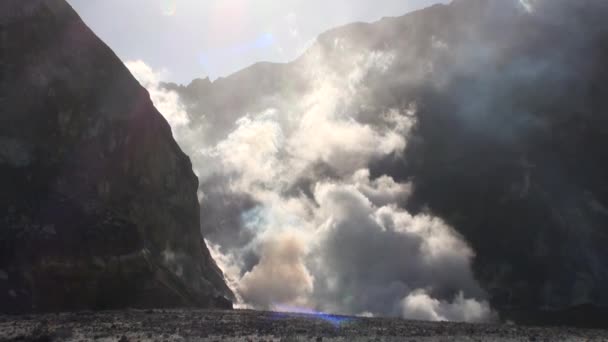 Yeni Zelanda beyaz adada dağlarda Geysers Kaplıcalar. — Stok video