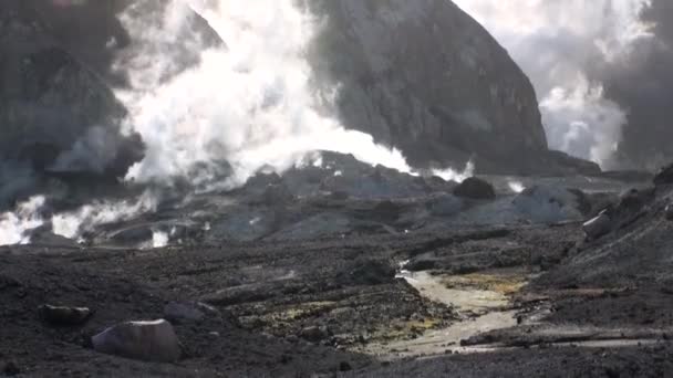 Geisers van een vulkaan in de bergen op de White Island in Nieuw-Zeeland. — Stockvideo