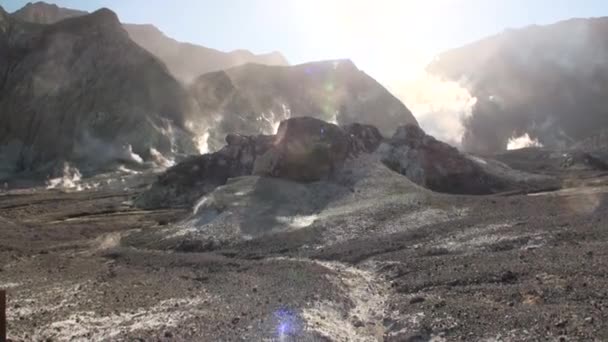 Yeni Zelanda beyaz adada dağlarda bir volkanın Geysers. — Stok video