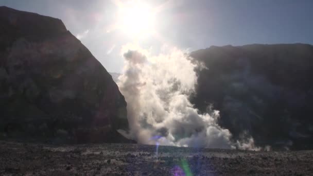 Geysers of a volcano in the mountains on the White Island in New Zealand. — Stock Video