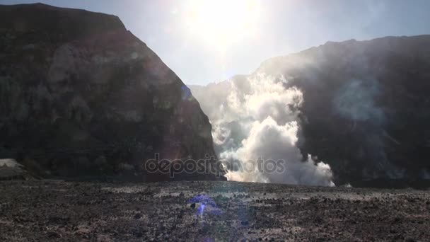 Geysers of a volcano in the mountains on the White Island in New Zealand. — Stock Video