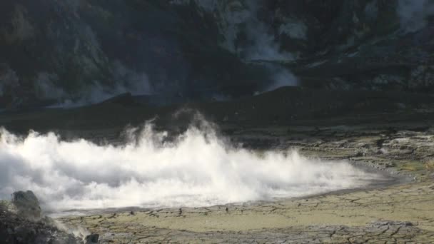 Geysers of a volcano in the mountains on the White Island in New Zealand. — Stock Video