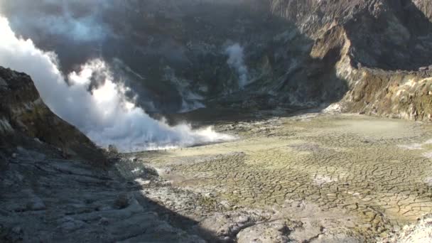 Géiseres de un volcán en las montañas de la Isla Blanca en Nueva Zelanda . — Vídeos de Stock