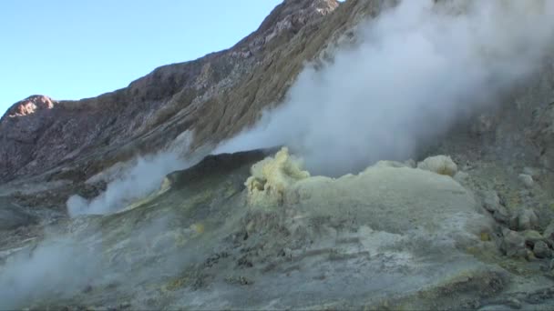 Geisers van een vulkaan in de bergen op de White Island in Nieuw-Zeeland. — Stockvideo