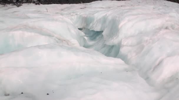 Gletsjer in besneeuwde koude bergen van Nieuw-Zeeland. — Stockvideo