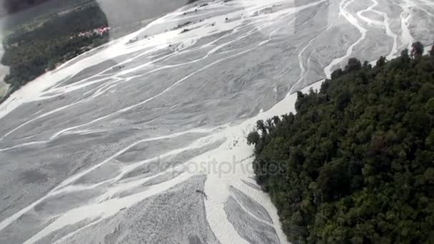 Ледник в заснеженных холодных горах вид сверху из окна вертолета Новой Зеландии . — стоковое видео