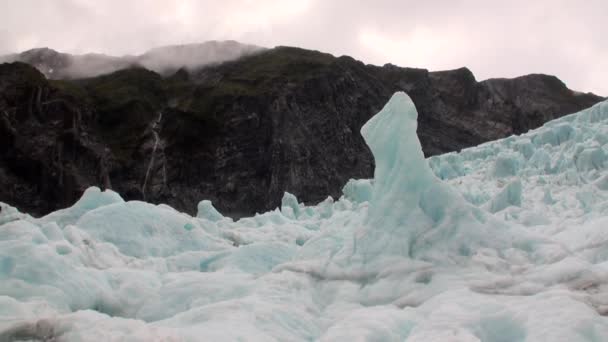 Gletsjer op achtergrond van bergen in de mist Nieuw-Zeeland. — Stockvideo