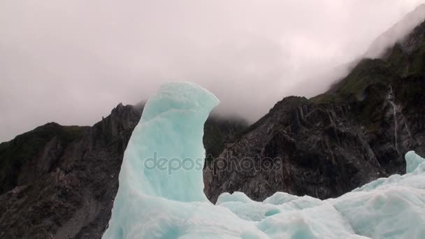 Gletscher im Hintergrund der Berge im Nebel Neuseeland. — Stockvideo