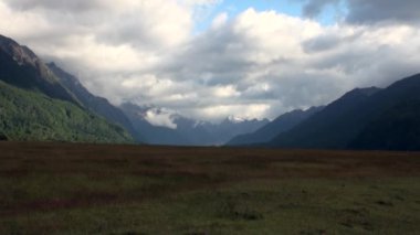 Yeni Zelanda'da arka plan bulutlar üzerinde yeşil dağların Panoraması.