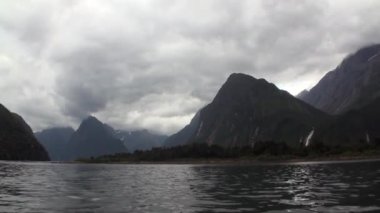 Su yüzeyi Yeni Zelanda kar dağ panorama arka peyzaj.