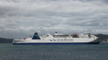 Arka plan gökyüzü ve dağlar bulutlar üzerinde büyük beyaz yat iskeleye yüzen