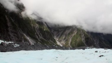 İnsanlar turist karlı dağlar.