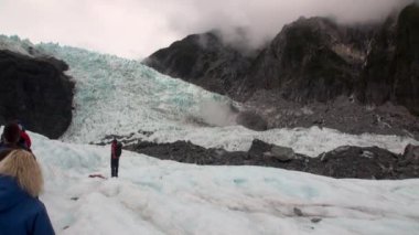 İnsanlar turist karlı dağlar.