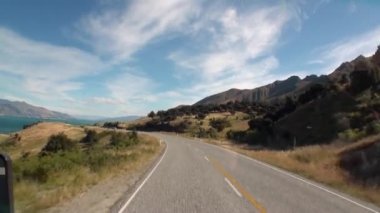 Okyanus kıyısında panorama görünüm serpantin yolda araba penceresinden Yeni Zelanda.