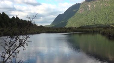 Yeşil dağların benzersiz gölde sakin su Yeni Zelanda.