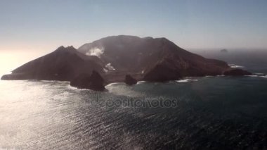 Beyaz ada ve okyanus manzarası helikopter Yeni Zelanda'nın yanardağ.