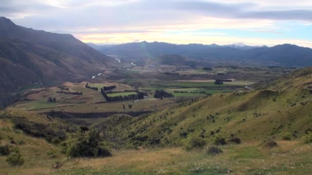 Зеленая панорама гор в Новой Зеландии . — стоковое видео