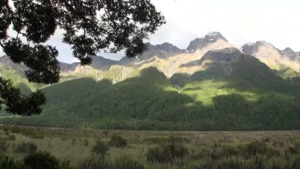 Panorama van de groene bergen in zonlicht van Nieuw-Zeeland. — Stockvideo