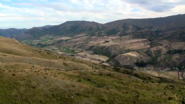 Grønne bjerge panorama på baggrund skyer i New Zealand . – Stock-video