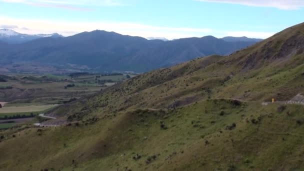 Grünes Bergpanorama auf Hintergrundwolken in Neuseeland. — Stockvideo