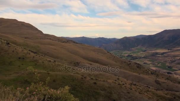 Grünes Bergpanorama auf Hintergrundwolken in Neuseeland. — Stockvideo