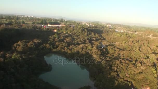 Helipad sur fond de forêt et vue sur le lac depuis un hélicoptère en Nouvelle-Zélande .