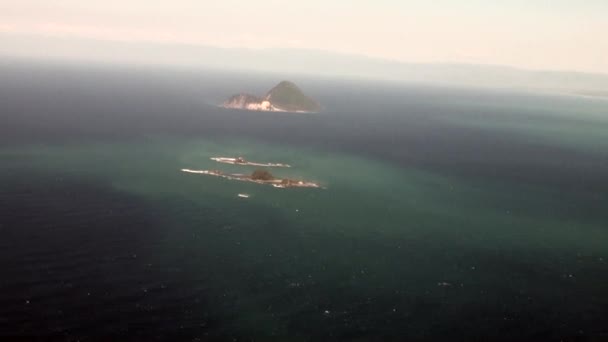 Пейзаж зеленых гор и побережья океана вид с вертолета в Новой Зеландии . — стоковое видео