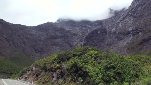 Paesaggio di strada nel panorama verde delle montagne in Nuova Zelanda . — Video Stock