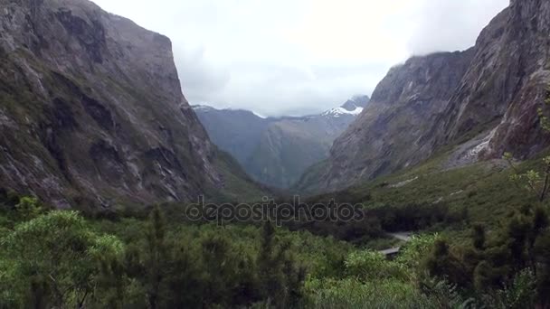 Straßenlandschaft in grünem Bergpanorama in Neuseeland. — Stockvideo