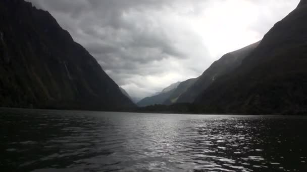 Landschaft aus Schnee Bergpanorama Hintergrund der Wasseroberfläche in Neuseeland. — Stockvideo