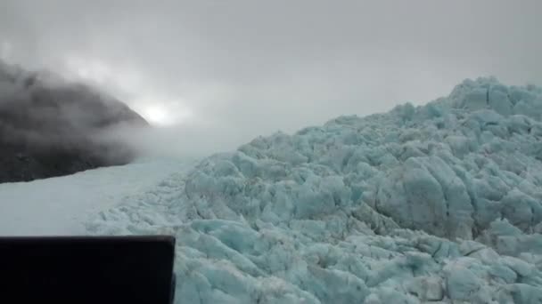Kar manzaralı panorama Yeni Zelanda helikopter penceresinden manzara. — Stok video