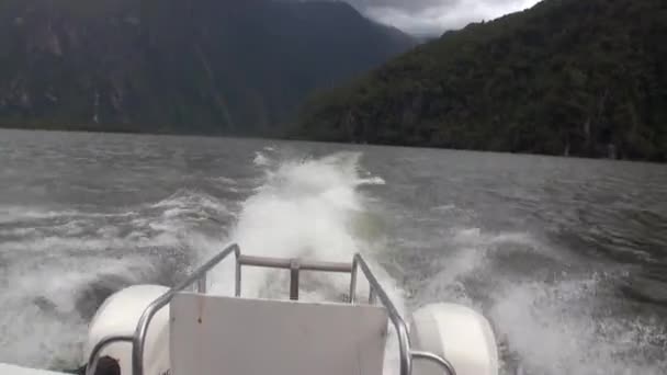 Panorama en water oppervlakte uitzicht op de bergen vanaf boot in Nieuw-Zeeland. — Stockvideo