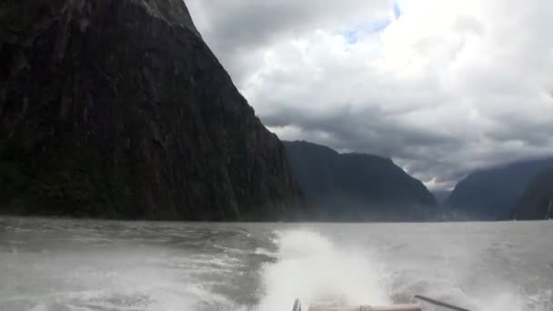Vista panorámica de la montaña y la superficie del agua desde el barco en Nueva Zelanda . — Vídeos de Stock