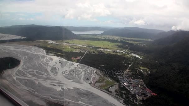 Berg skogen grön tjock ovanifrån från fönstret helikopter i Nya Zeeland. — Stockvideo