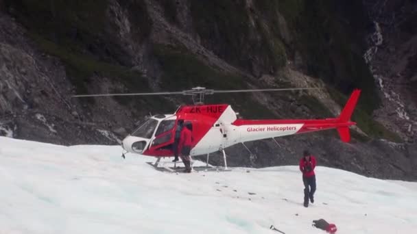 Helikopter pilotu ve insanlar Helikopter pisti karlı dağlarda. — Stok video