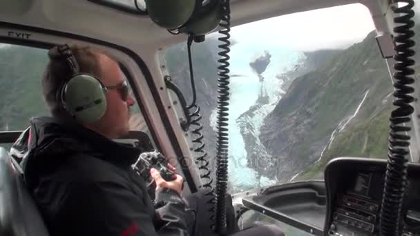 Piloto de helicóptero no fundo do panorama da montanha na Nova Zelândia . — Vídeo de Stock