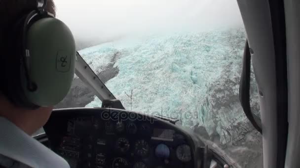 Pilota di elicottero sullo sfondo del panorama montano in Nuova Zelanda . — Video Stock