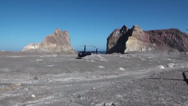 Ελικόπτερο πιλοτικά στο ελικοδρόμιο στα βουνά πετρών ροκ. — Αρχείο Βίντεο